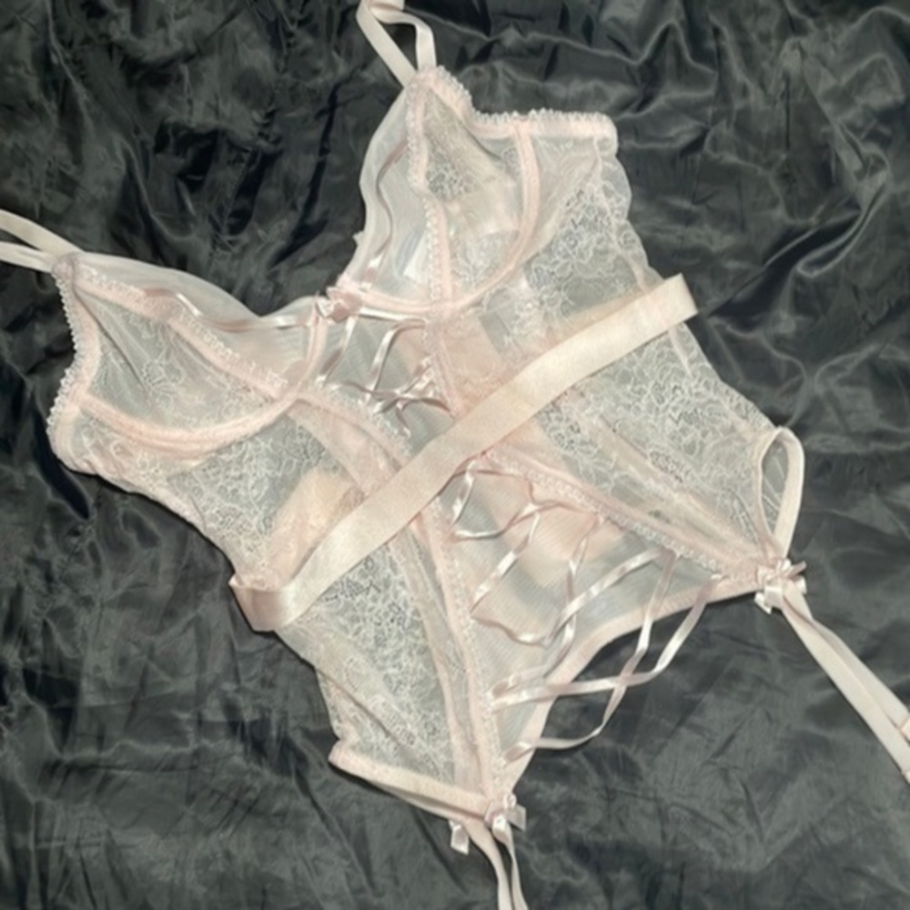 Adore me bustier light pink sexy bustiers size 36C with garter straps